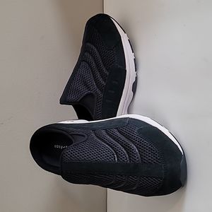 Women's easy spirit black-and-white slide on Size 8WW